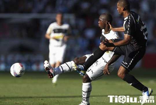 瓜拉尼主场2-0击退飓风队,巴拉圭劲旅昂首晋级16强 瓜拉尼主场2-0击退飓风队,巴拉圭劲旅昂首晋级16强