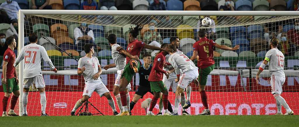 葡西红黄牌大战定乾坤，西班牙客场绝杀抢占争冠先机