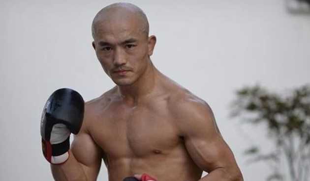 世纪大战再现争议判罚：一龙点数险胜播求终结不败纪录