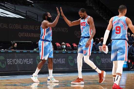 利德尔21分萨拉夫19分 篮网主场96-90险胜雄鹿