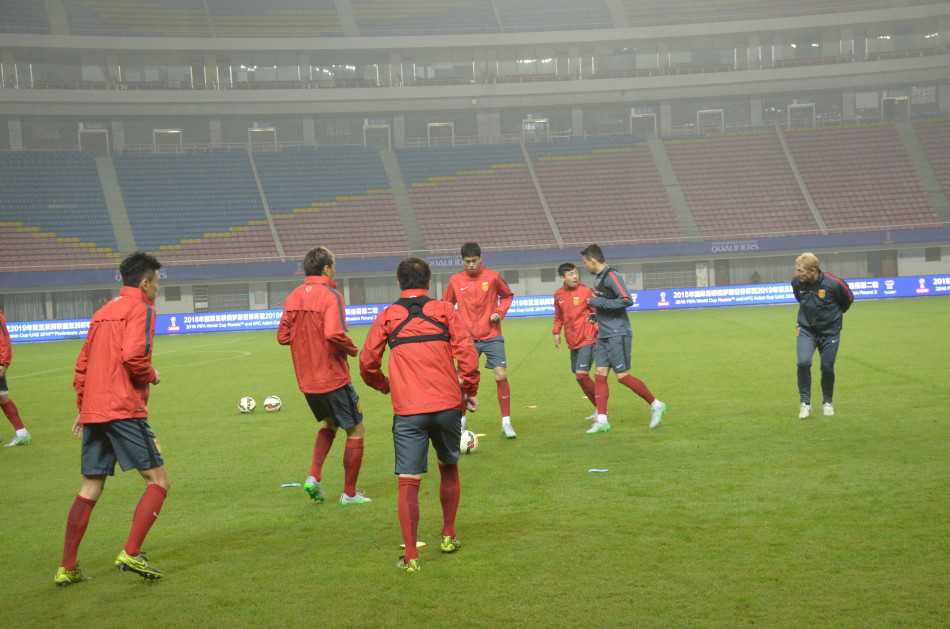 国足新帅检验战现攻防隐忧，邵佳一体系仍需时间打磨