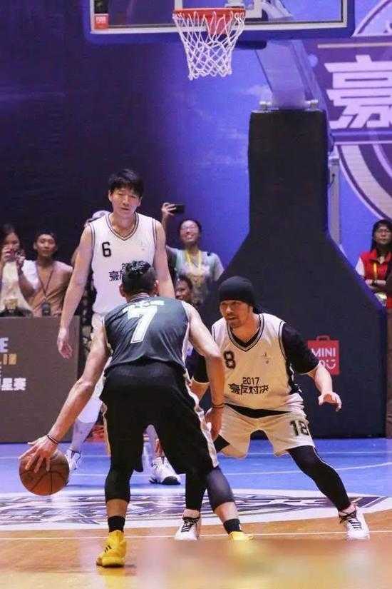 林书豪绝命8分球锁定胜局，周杰伦神秘现身兄弟情引爆全场