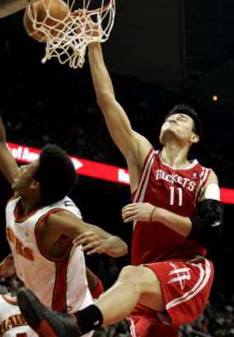 火箭VS老鹰2004赛季三番战：姚明巅峰期的冰火两重天