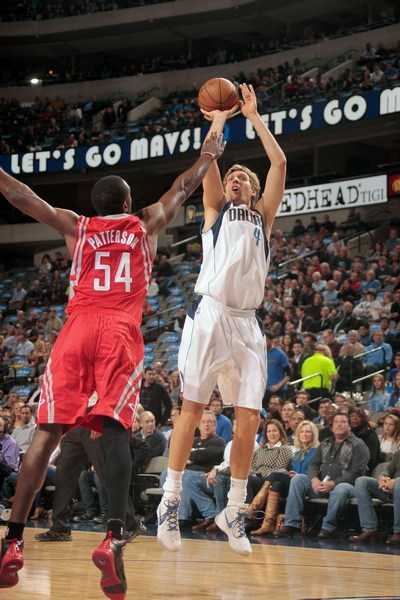 火箭VS老鹰2004赛季三番战：姚明巅峰期的冰火两重天