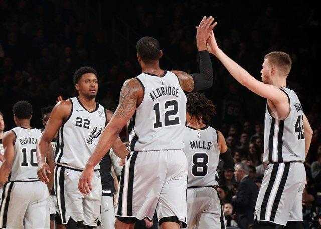 马刺39分狂胜火箭4-2晋级西决 哈登仅10分