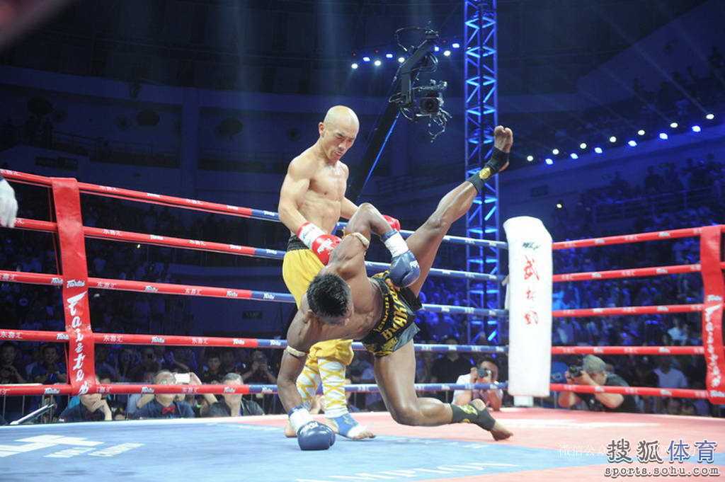 武僧一龙点数惜败泰拳王播求，“世纪大战”上演英雄相拥