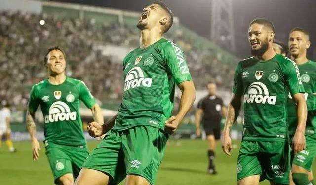 沙佩科恩斯2-1阿瓦伊：角球战术定胜局，主队强势反弹改写出线格局