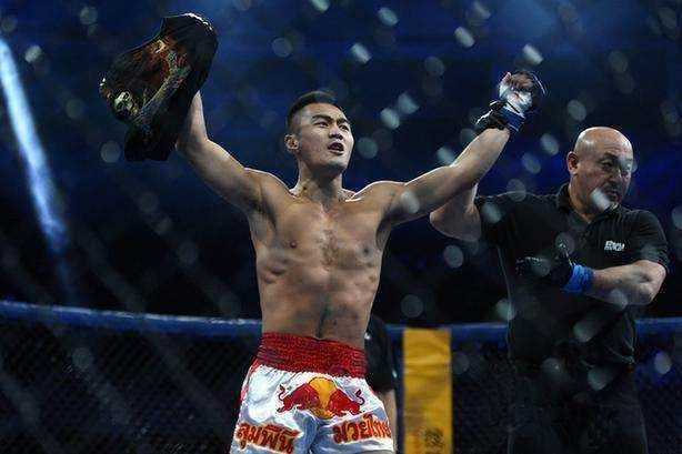 泰拳王播求2015点数完胜俄罗斯“牛仔”帕什波林