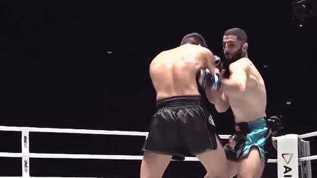 泰拳王播求2015点数完胜俄罗斯“牛仔”帕什波林