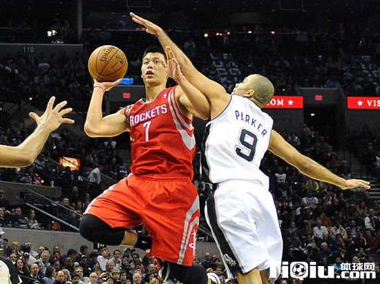 火箭 vs 马刺“天王山之战”复盘：末节崩盘惨遭16分逆转，文班亚马独揽13分9篮板接管胜利