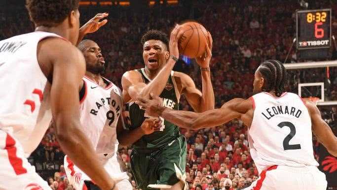 猛龙三杀雄鹿改写东部格局：奎克利32+9引29分惨案