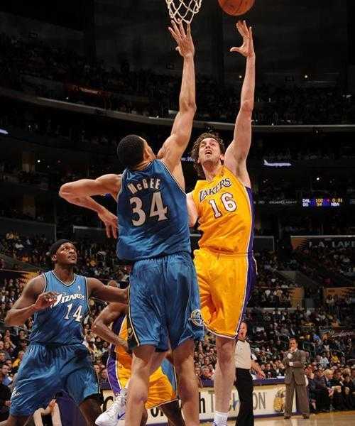 科比31分+关键三分终结七连败，湖人客场108-104险胜奇才