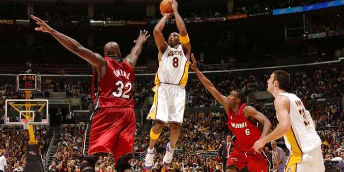 科比隔扣姚明封神之战：37+7+4+0失误击溃火箭12连胜