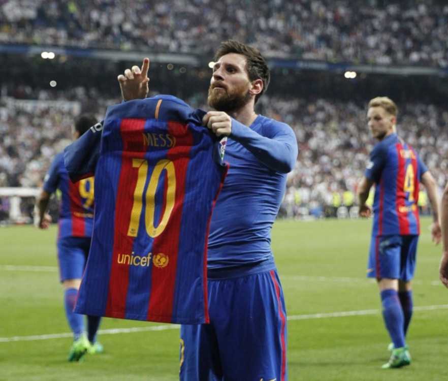 西超杯决赛巴萨3-2皇马，拉菲尼亚双响制胜卫冕夺冠