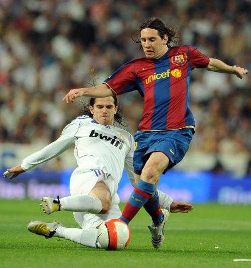 西超杯决赛巴萨3-2皇马，拉菲尼亚双响制胜卫冕夺冠