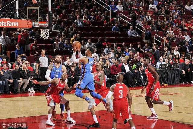 雷霆主场击溃火箭夺季后赛开门红，亚历山大30+三双统治攻防